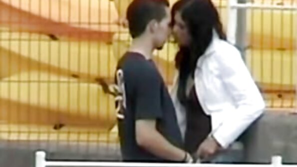 Gadis bitchy ti Rusia meunang fucked ku dua stallion sakaligus
